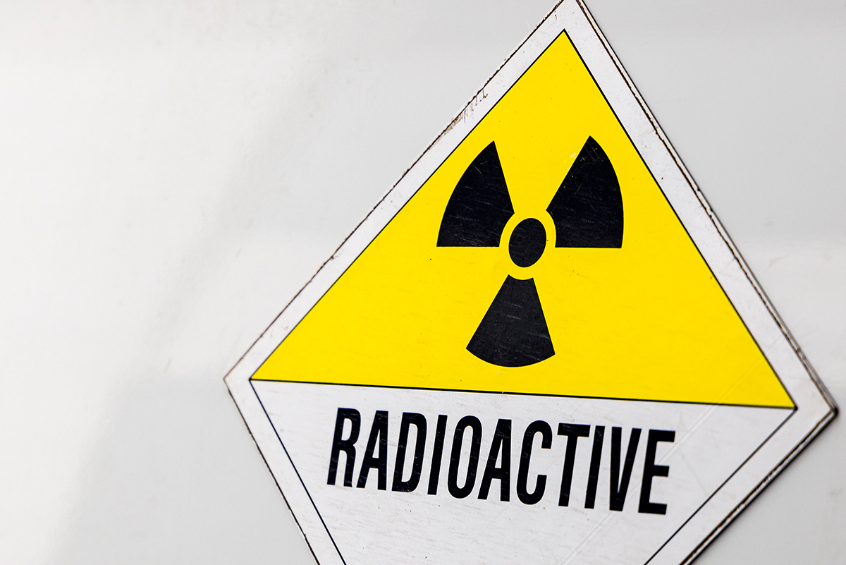 Gul skylt med texten radioactive